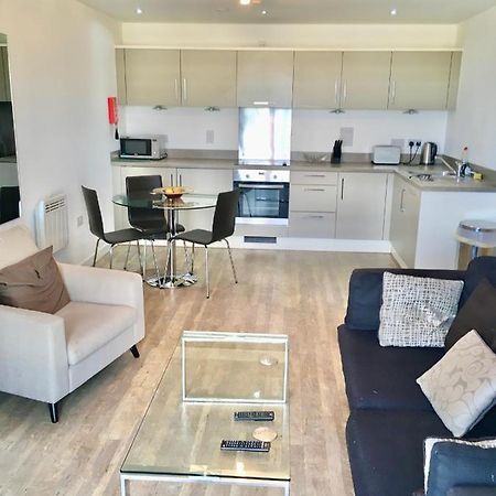 New Central Woking 1 And 2 Bedroom Apartments With Free Gym, Close To Train Station Kültér fotó