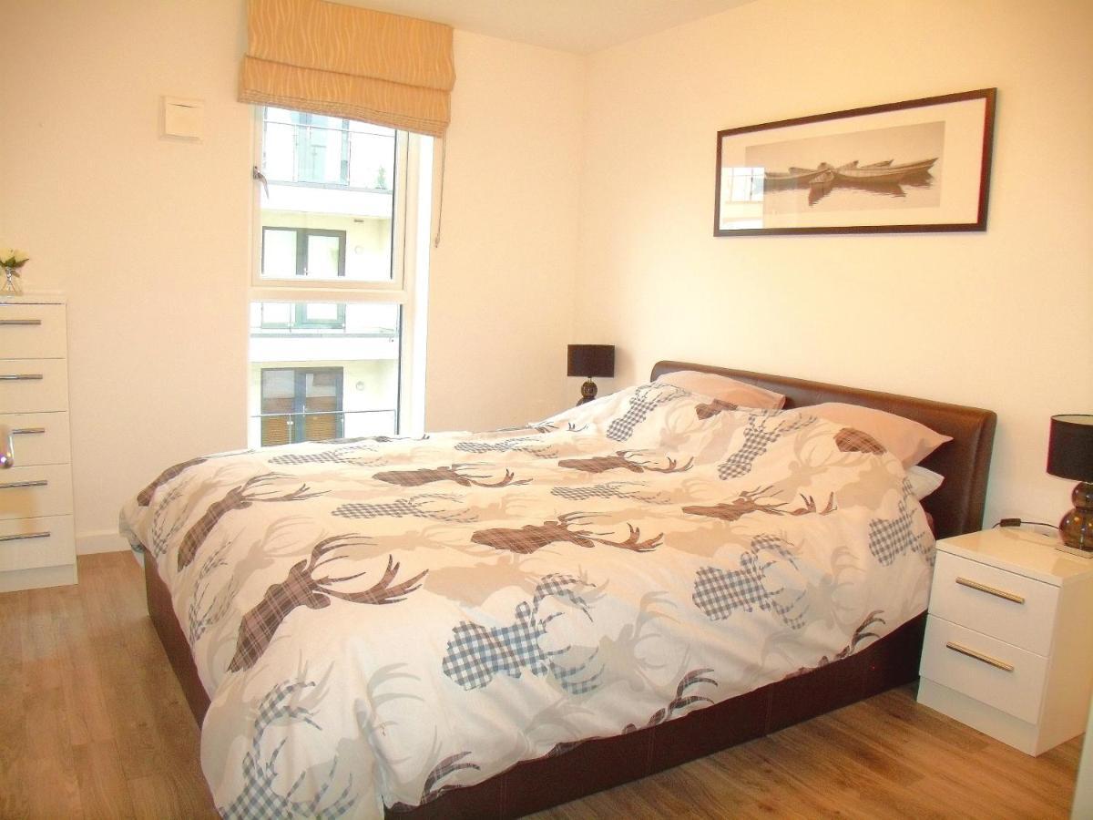 New Central Woking 1 And 2 Bedroom Apartments With Free Gym, Close To Train Station Kültér fotó