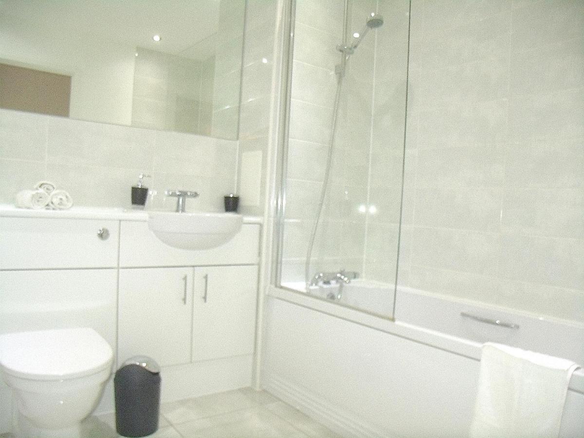 New Central Woking 1 And 2 Bedroom Apartments With Free Gym, Close To Train Station Kültér fotó