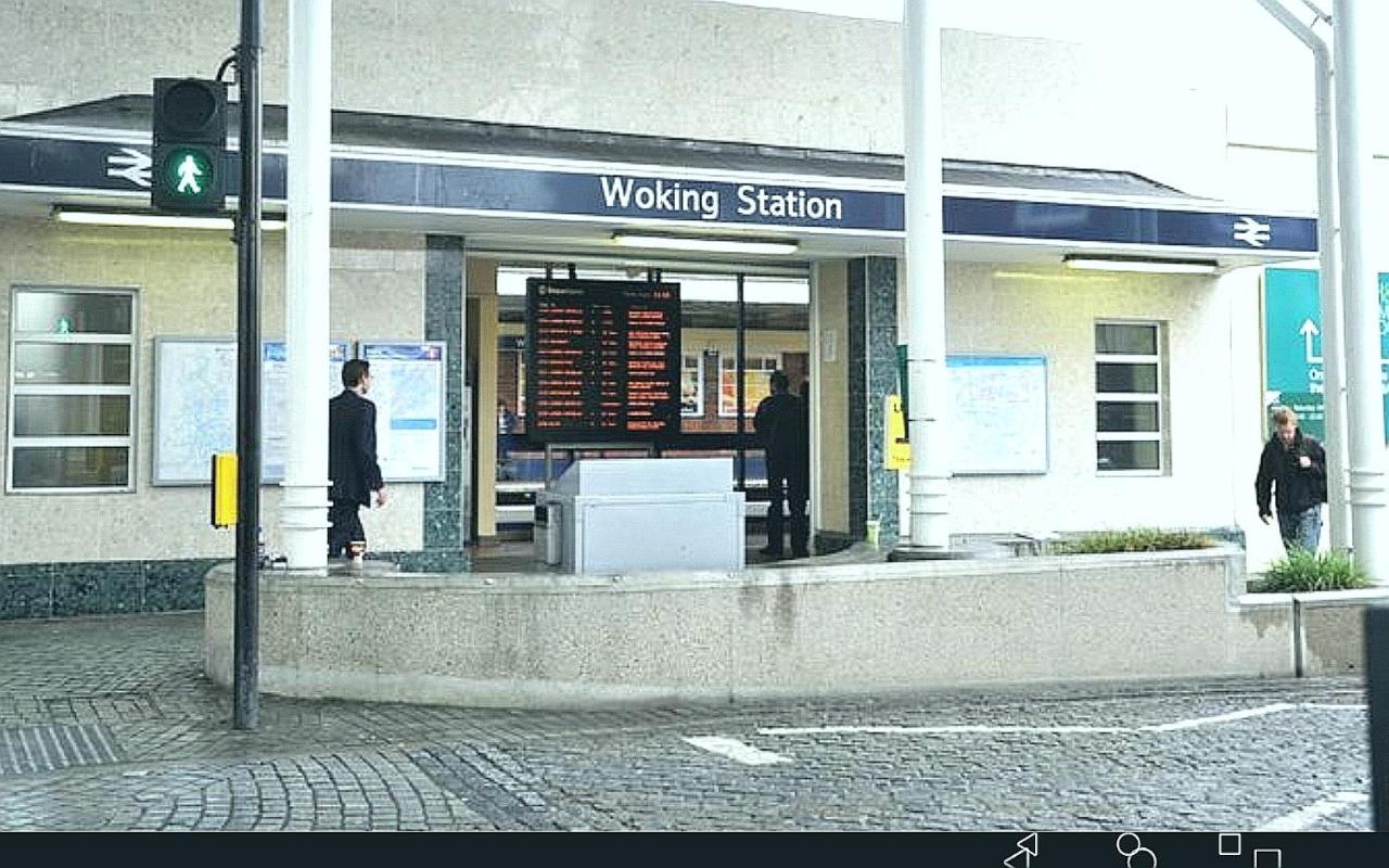New Central Woking 1 And 2 Bedroom Apartments With Free Gym, Close To Train Station Kültér fotó