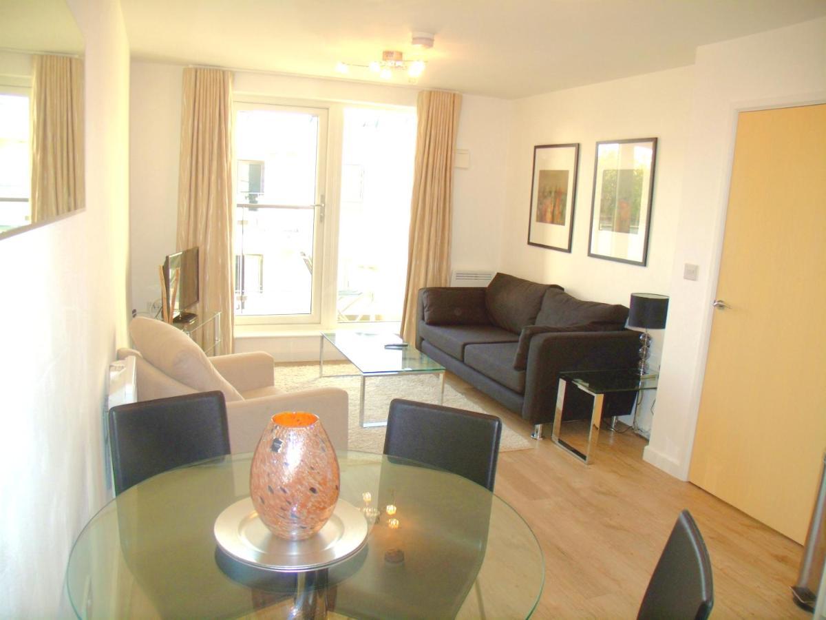 New Central Woking 1 And 2 Bedroom Apartments With Free Gym, Close To Train Station Kültér fotó