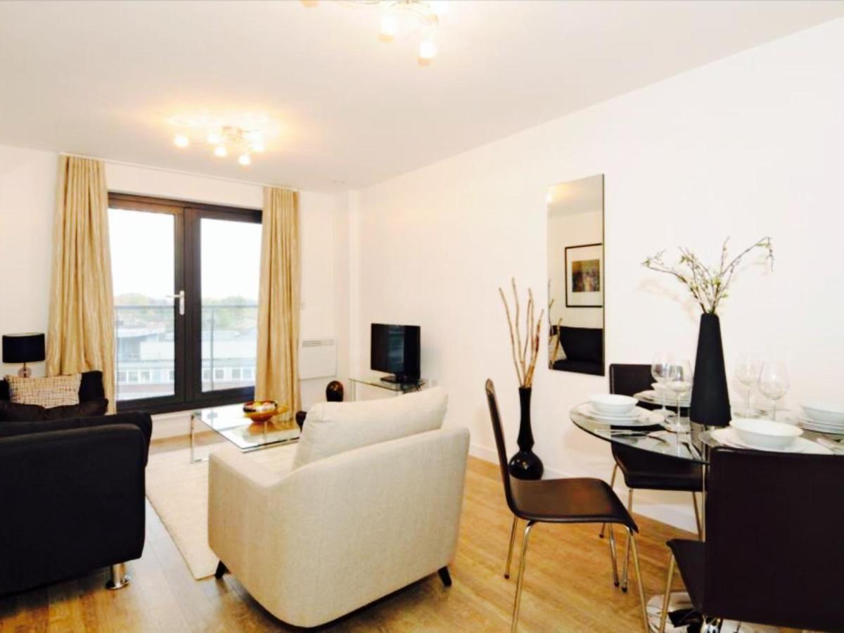 New Central Woking 1 And 2 Bedroom Apartments With Free Gym, Close To Train Station Kültér fotó