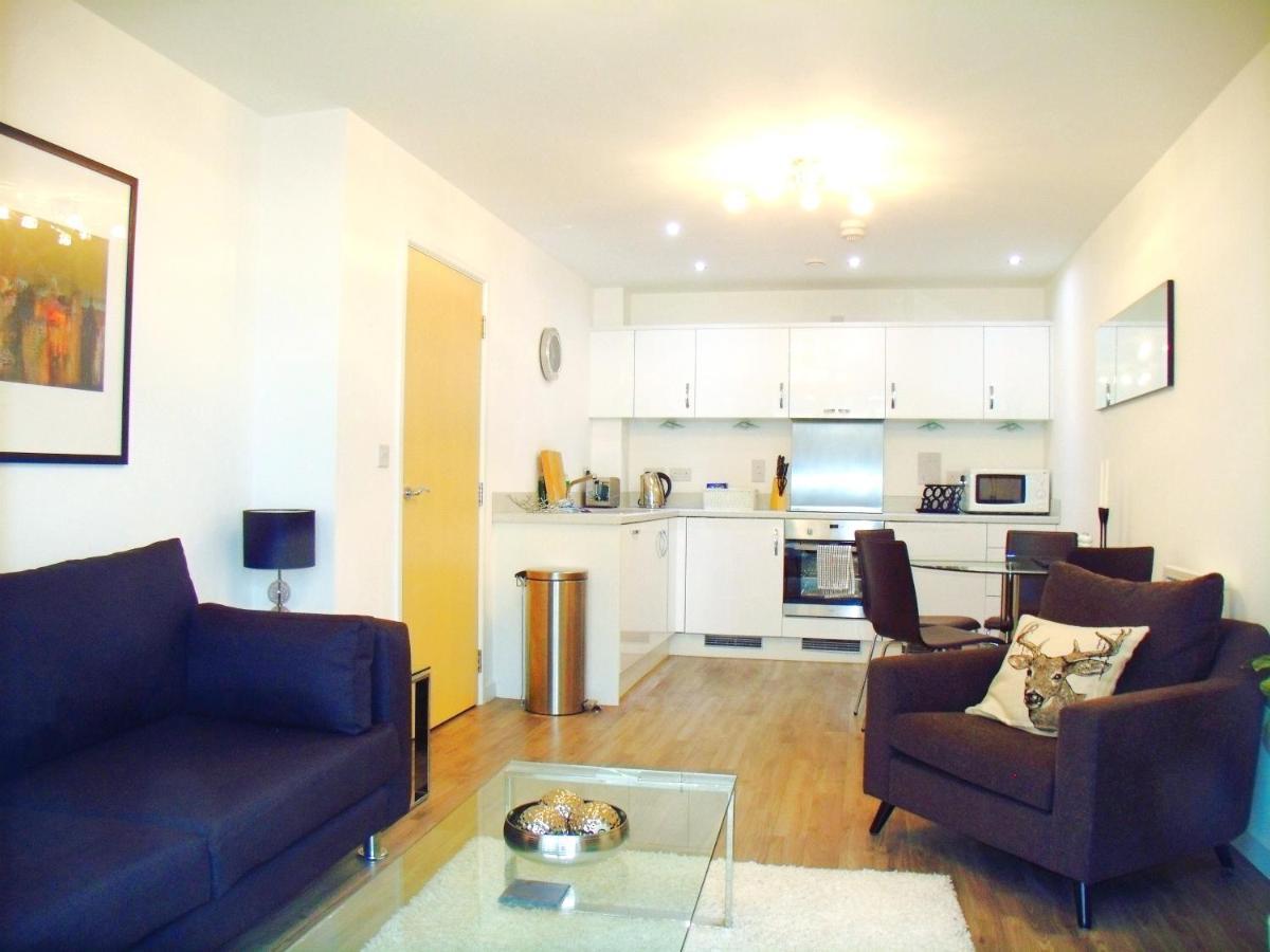 New Central Woking 1 And 2 Bedroom Apartments With Free Gym, Close To Train Station Kültér fotó