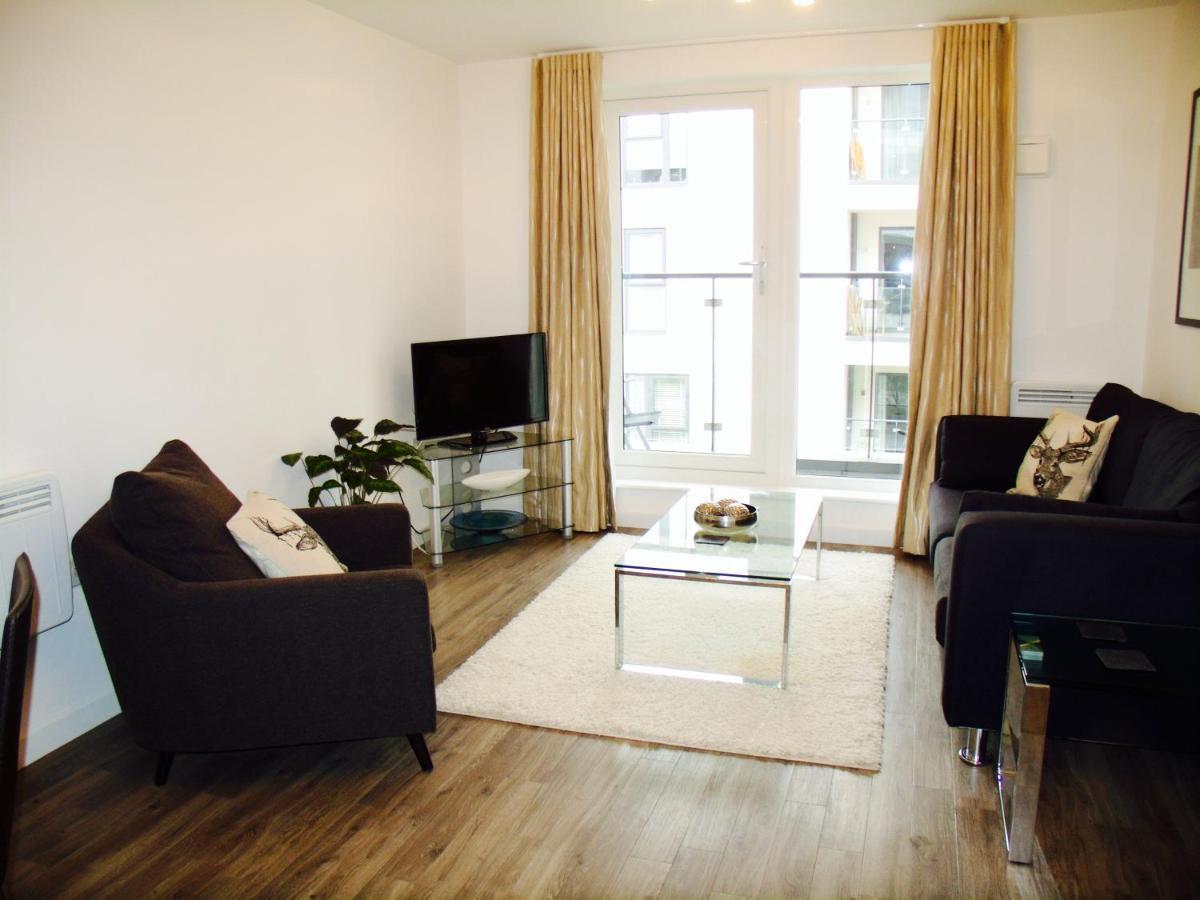 New Central Woking 1 And 2 Bedroom Apartments With Free Gym, Close To Train Station Kültér fotó