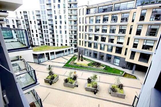New Central Woking 1 And 2 Bedroom Apartments With Free Gym, Close To Train Station Kültér fotó