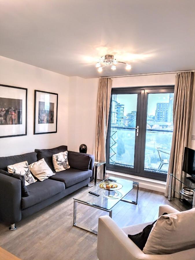 New Central Woking 1 And 2 Bedroom Apartments With Free Gym, Close To Train Station Kültér fotó