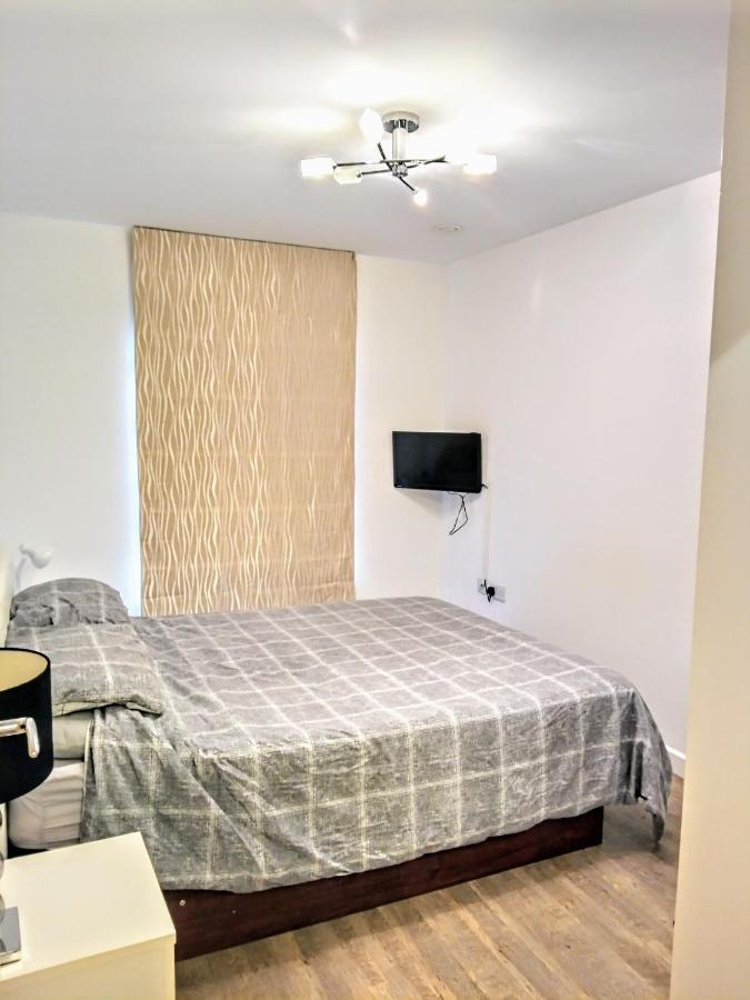 New Central Woking 1 And 2 Bedroom Apartments With Free Gym, Close To Train Station Kültér fotó