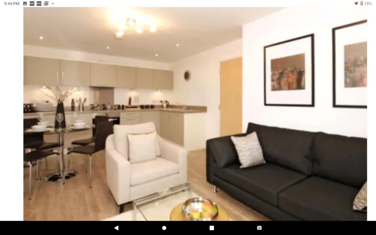 New Central Woking 1 And 2 Bedroom Apartments With Free Gym, Close To Train Station Kültér fotó