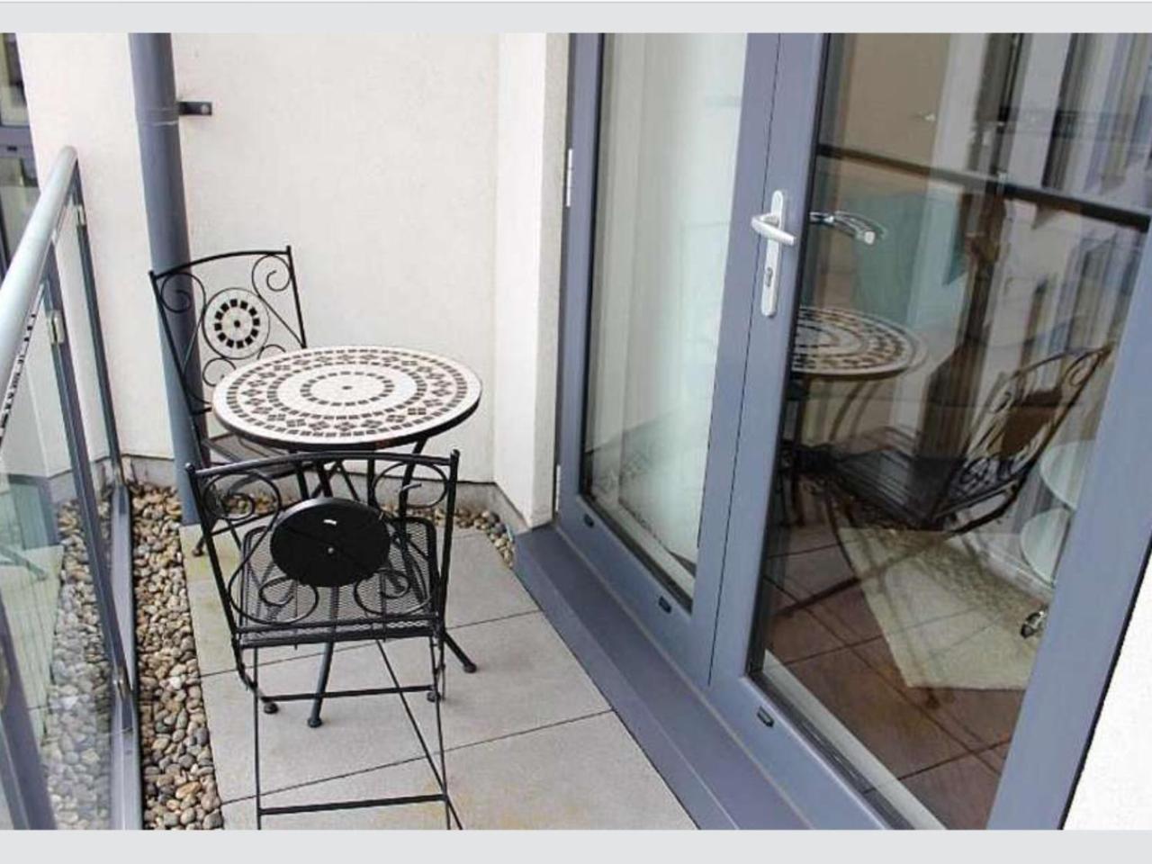 New Central Woking 1 And 2 Bedroom Apartments With Free Gym, Close To Train Station Kültér fotó