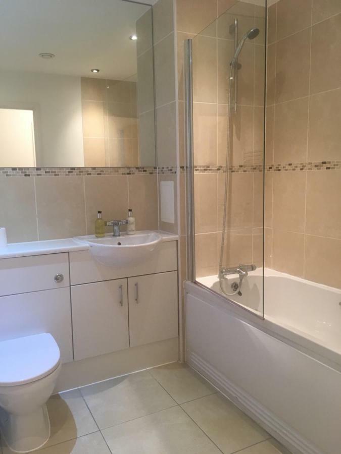 New Central Woking 1 And 2 Bedroom Apartments With Free Gym, Close To Train Station Szoba fotó
