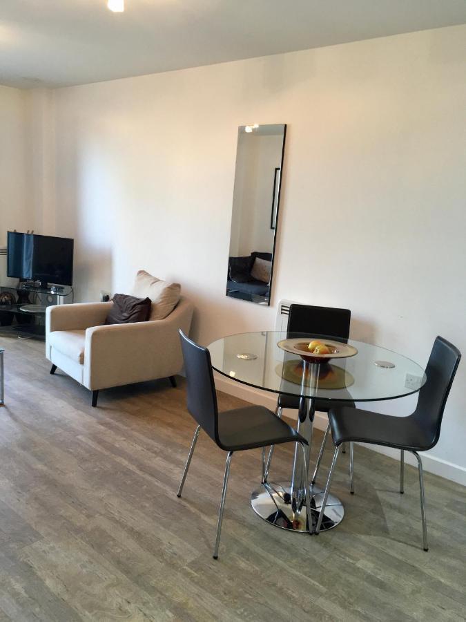 New Central Woking 1 And 2 Bedroom Apartments With Free Gym, Close To Train Station Kültér fotó