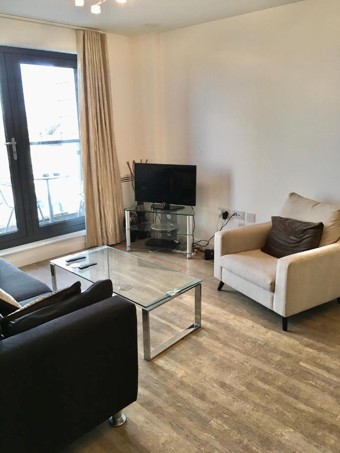 New Central Woking 1 And 2 Bedroom Apartments With Free Gym, Close To Train Station Kültér fotó