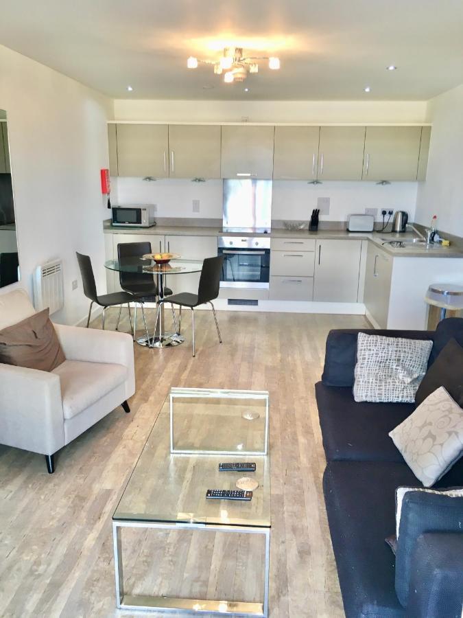 New Central Woking 1 And 2 Bedroom Apartments With Free Gym, Close To Train Station Kültér fotó