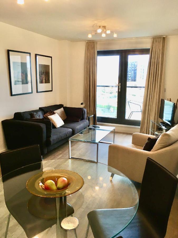 New Central Woking 1 And 2 Bedroom Apartments With Free Gym, Close To Train Station Kültér fotó